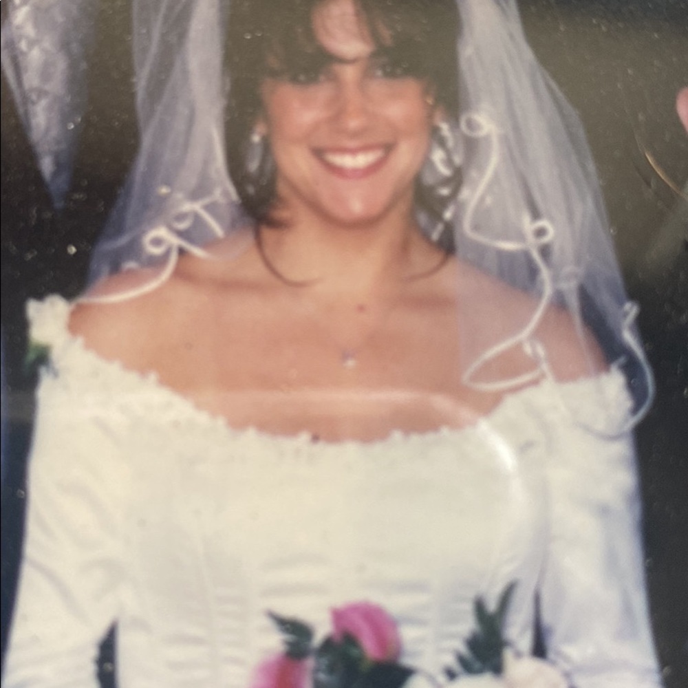 Jessica McClintock size 10 wedding dress!! Includes matching veil!